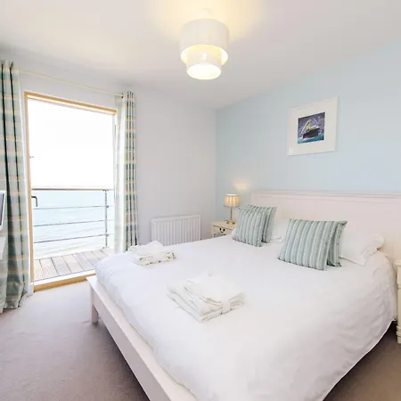 The Sands - Sea Front Скарборо